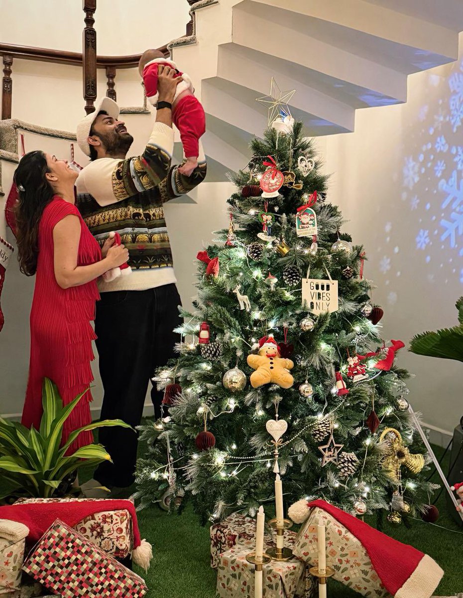 Varun Tej మరియు Lavanya Tripathi తమ బిడ్డతో కలిసి క్రిస్మస్ వేడుకలను ఎంతో ఆనందంగా జరుపుకుంటున్నట్టు కనిపిస్తున్నారు.