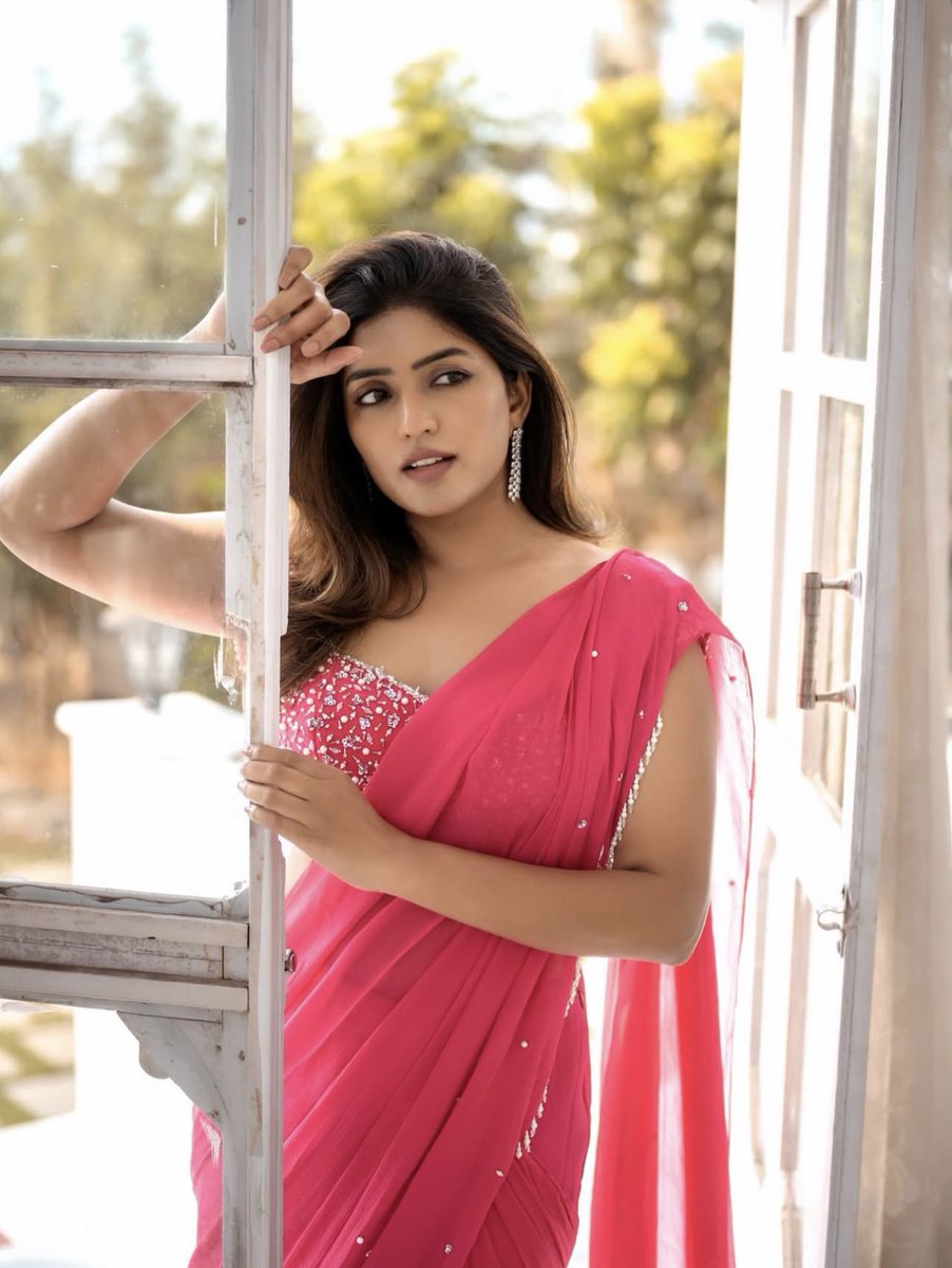 పూర్తి పొడవు గులాబీ రంగు చీరలో