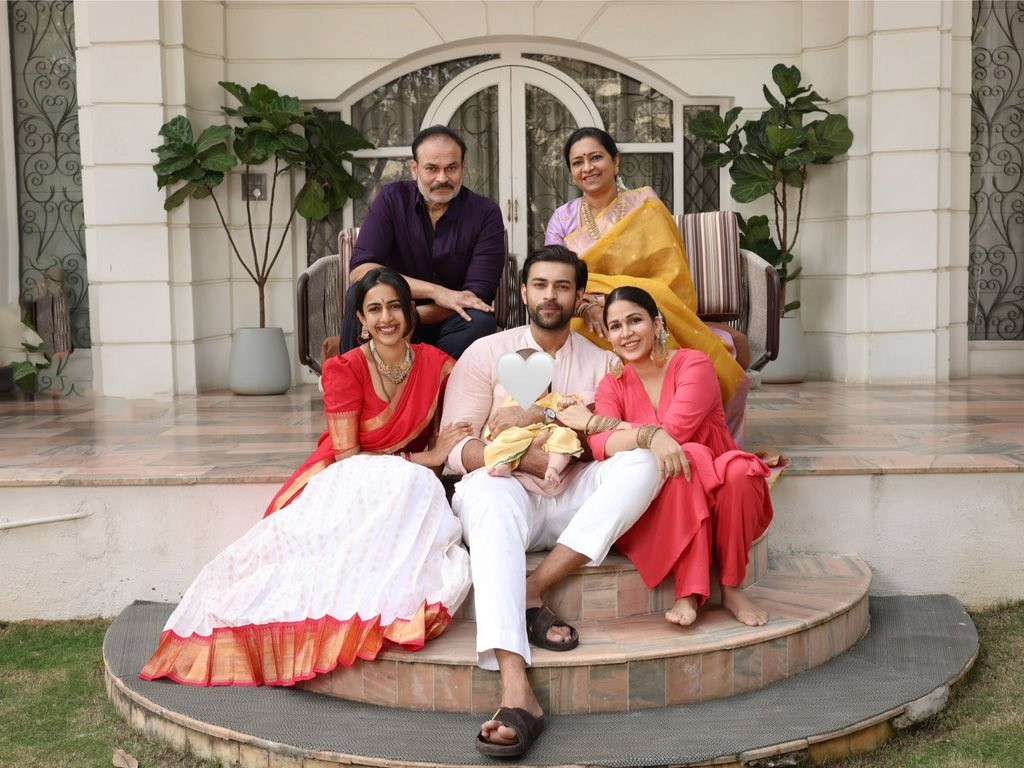 కుటుంబ సభ్యులతో కలిసి బిడ్డతో కూర్చుని ఆనంద క్షణాలు పంచుకుంటున్న వరుణ్ తేజ్ కుటుంబం