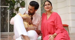 ఇంట్లో కూర్చొని బిడ్డను ఒడిలో పట్టుకుని ప్రేమగా చూసుకుంటున్న వరుణ్ తేజ్ లావణ్య త్రిపాఠి