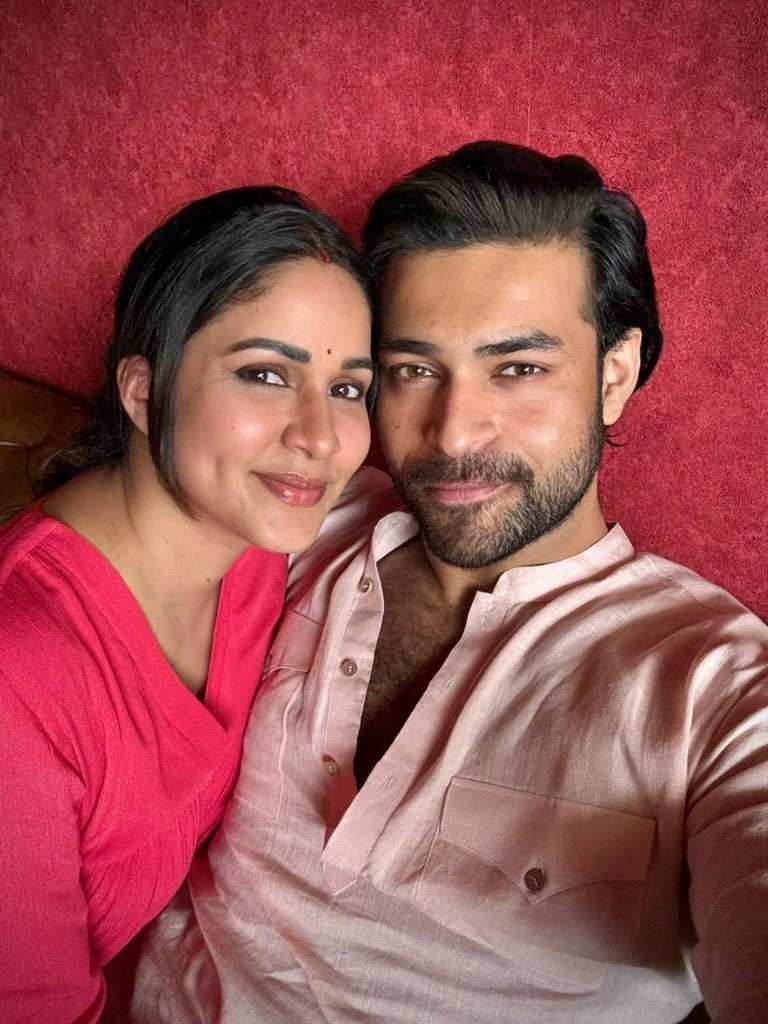 చిరునవ్వులతో కలిసి సెల్ఫీ తీసుకుంటూ ఆనందంగా కనిపిస్తున్న వరుణ్ తేజ్ లావణ్య త్రిపాఠి