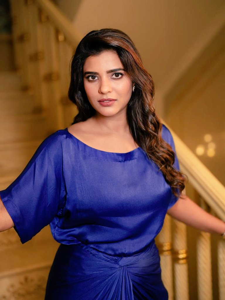 బ్లూ డ్రెస్‌లో సొగసైన ఎలిగెన్స్‌ను ప్రతిబింబిస్తున్న ఐశ్వర్య