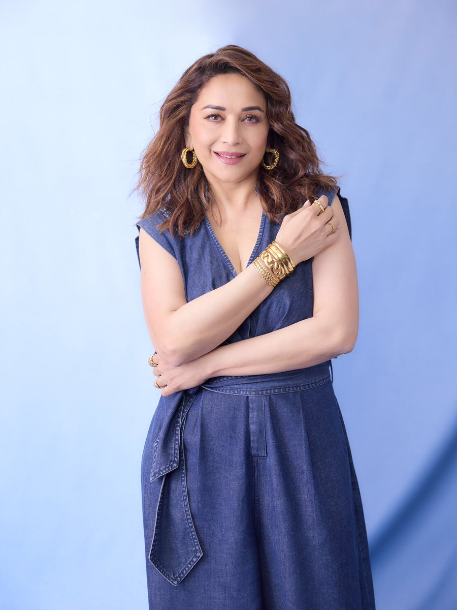 డెనిమ్ అవుట్‌ఫిట్‌లో చిరునవ్వుతో క్లోజ్-అప్‌లో మాధురీ దీక్షిత్