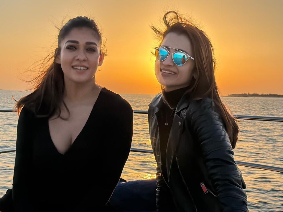 సూర్యాస్తమయ వేళ బోటులో నయనతార చిరునవ్వు