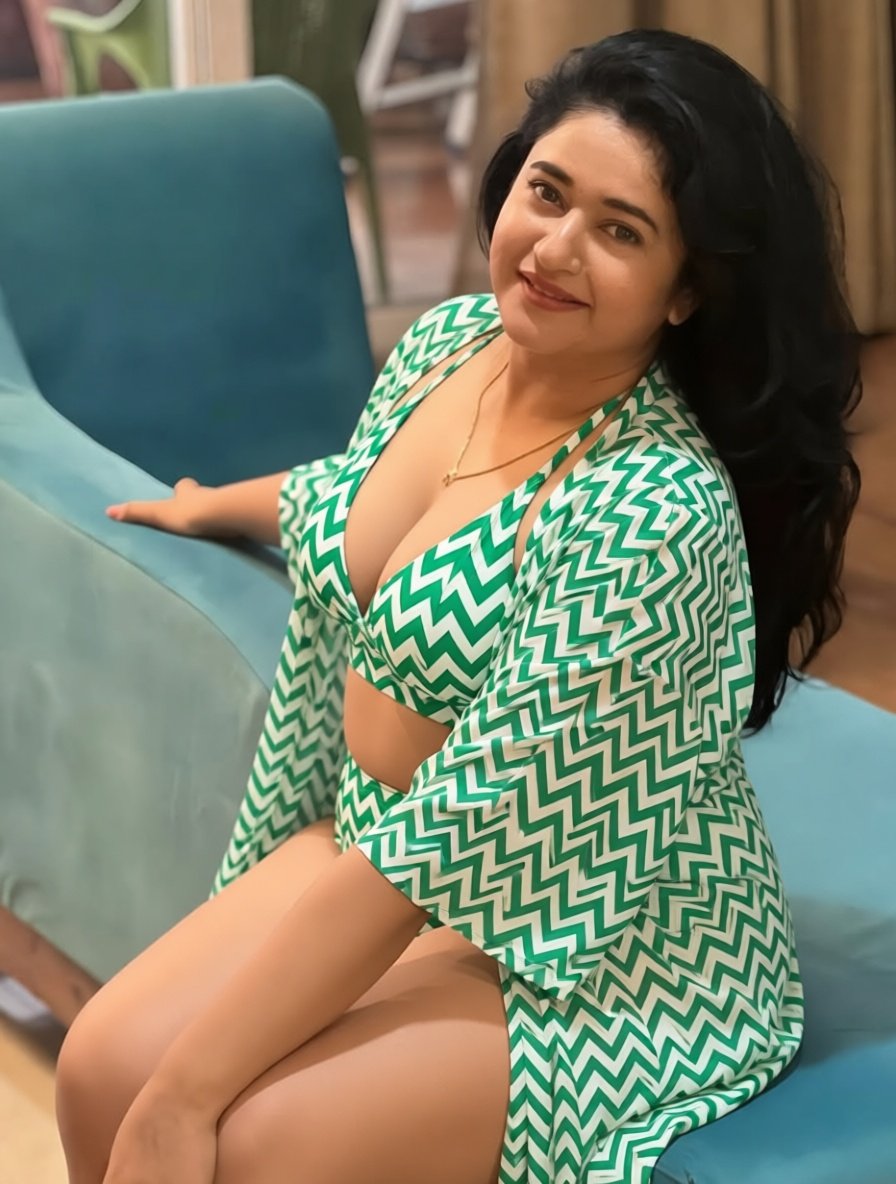 ఇండోర్ ఫ్యాషన్ లుక్‌లో స్టైలిష్‌గా కూర్చున్న పూనమ్ బజ్వా