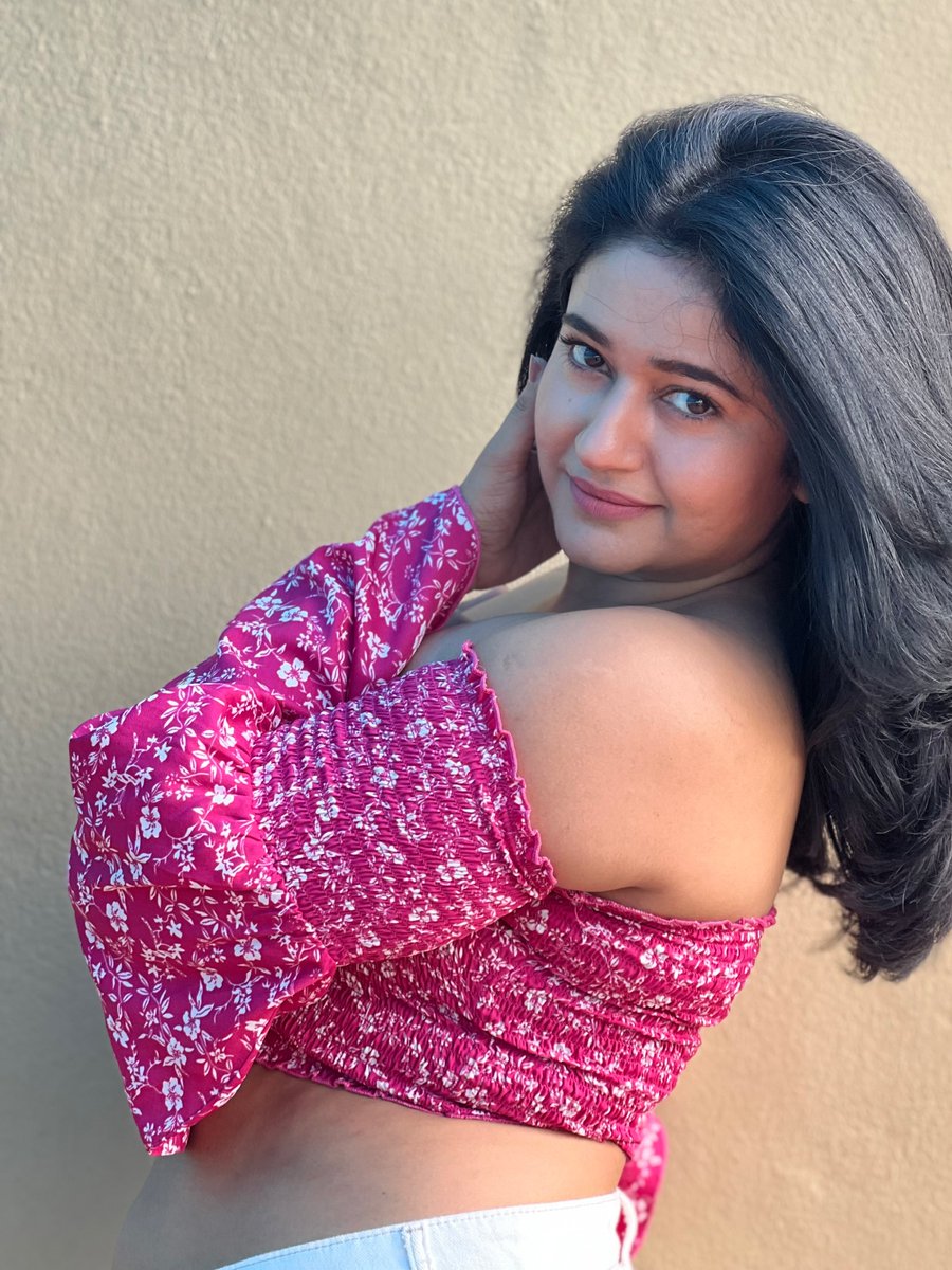 పింక్ టాప్‌లో ఫ్యాషన్ పోజ్‌తో ఆకట్టుకున్న పూనమ్ బజ్వా