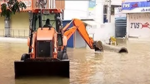 Burst water pipeline causing flooding in Manikonda area, Hyderabad with rescue operations and submerged vehicles