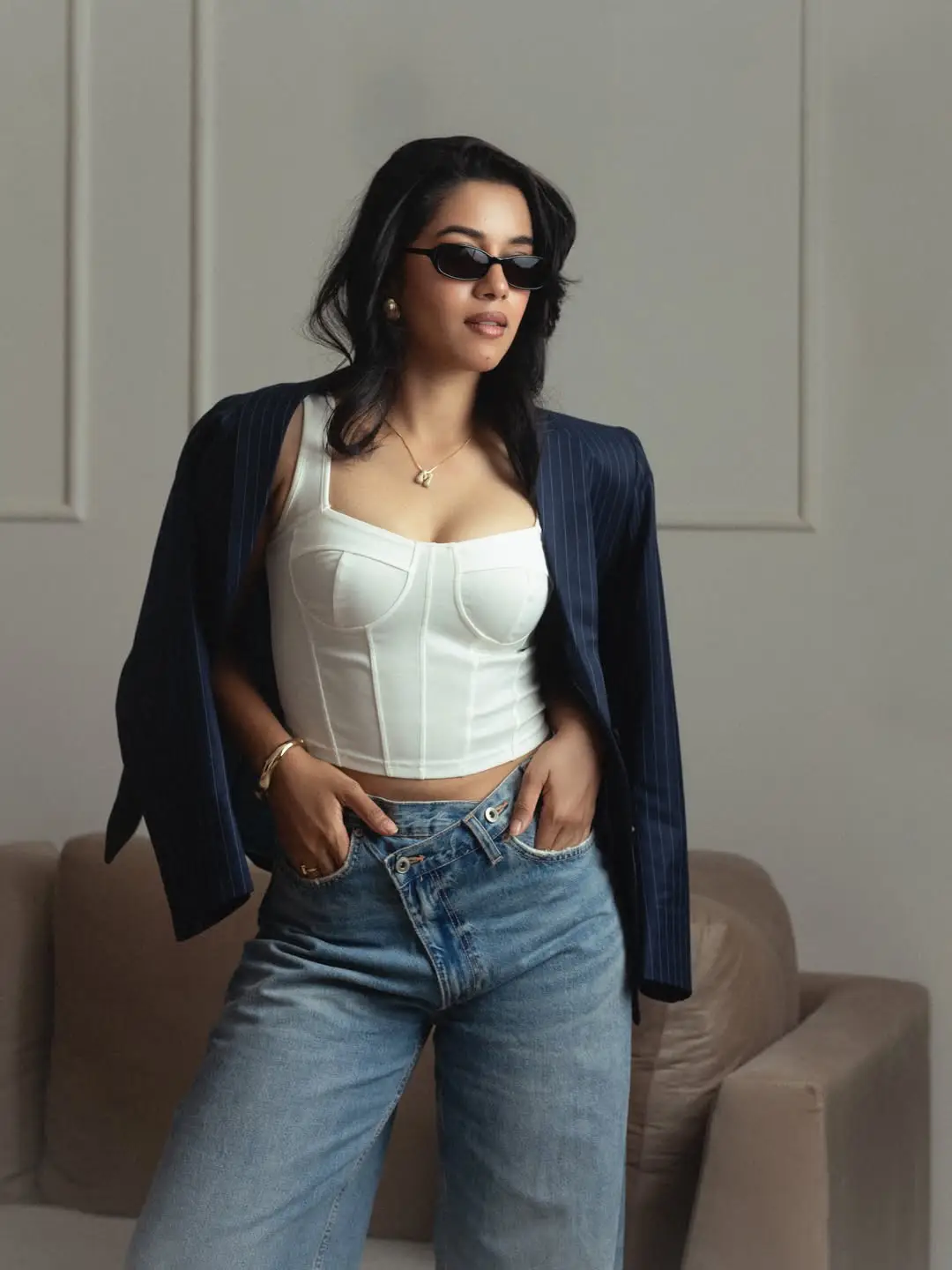 Mirnalini Ravi latest glamour show (1)