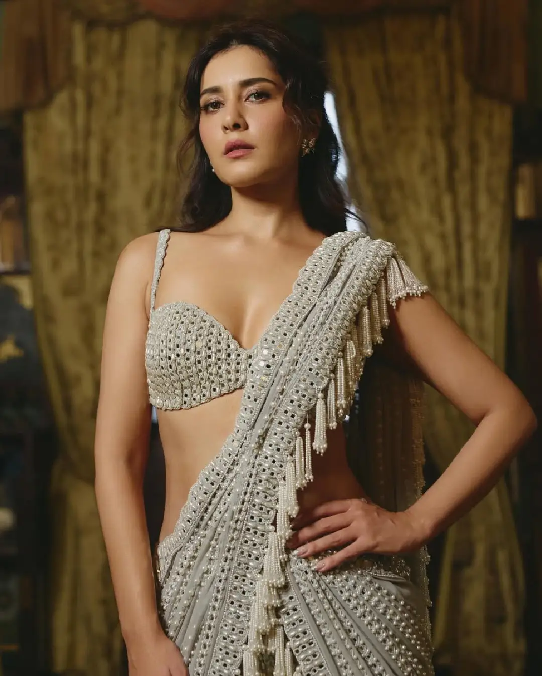 Raashi Khanna latest glamour photos