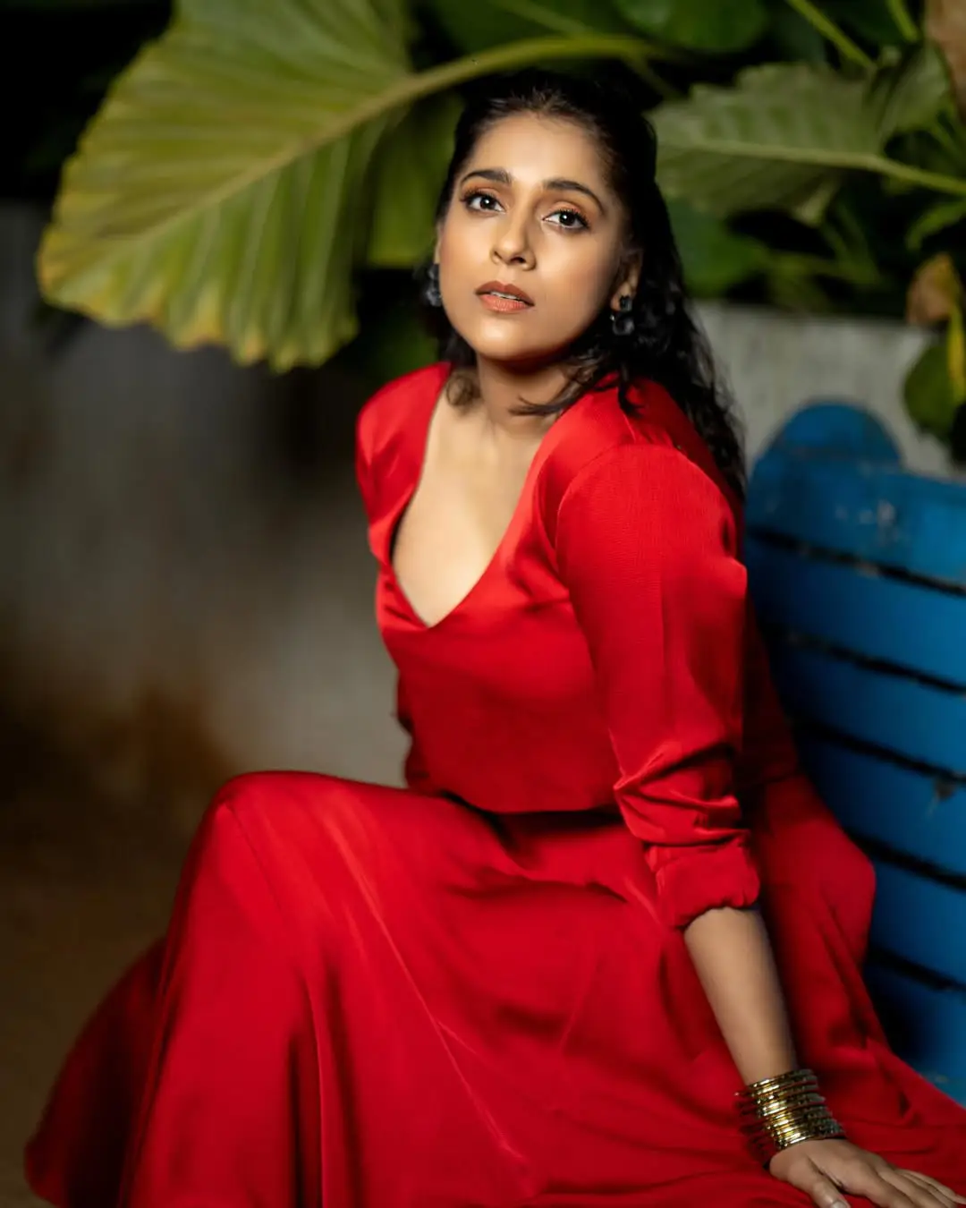 Rashmi Gautam glamorous show in a red dress.