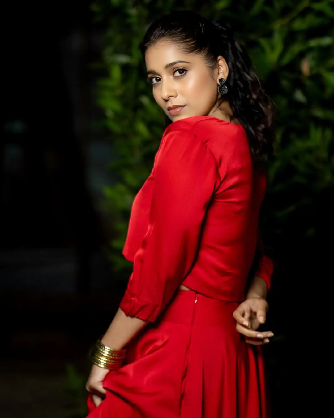 Rashmi Gautam glamorous show in a red dress.