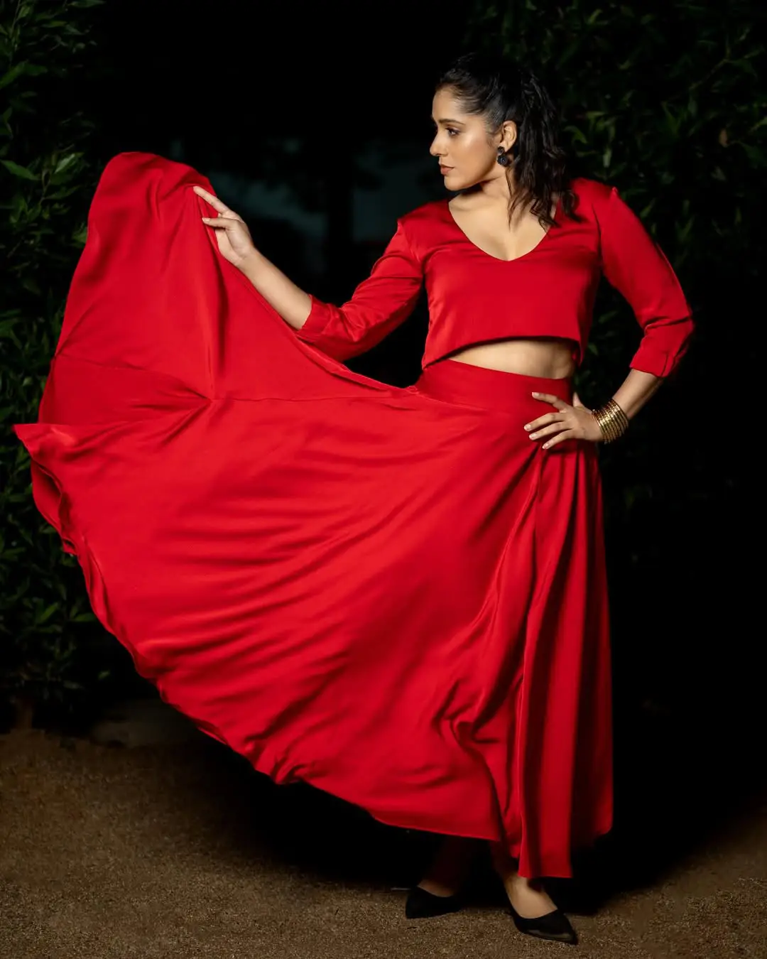 Rashmi Gautam glamorous show in a red dress.
