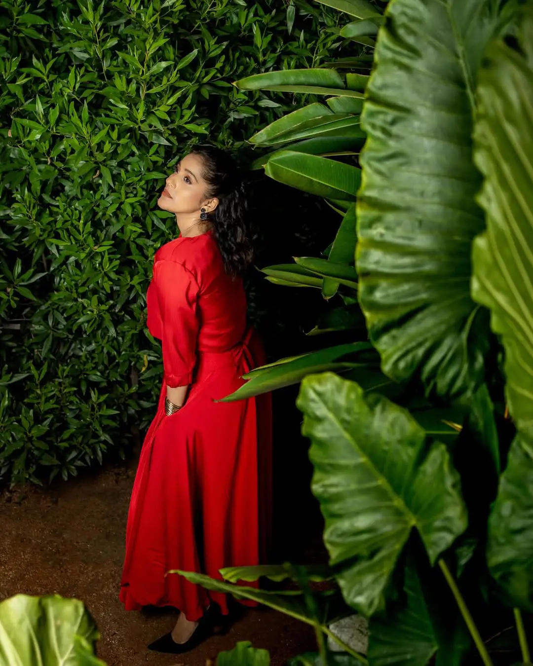 Rashmi Gautam glamorous show in a red dress.