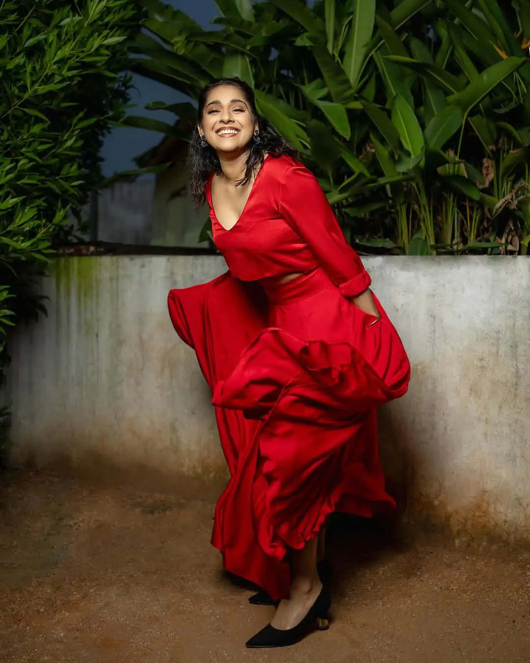 Rashmi Gautam glamorous show in a red dress.