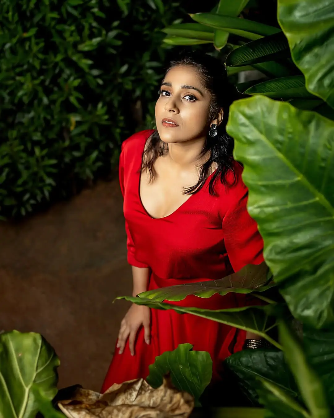 Rashmi Gautam glamorous show in a red dress.