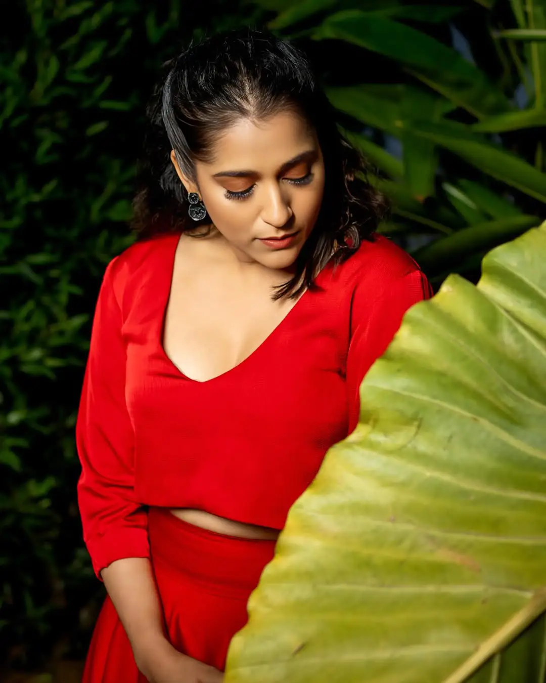 Rashmi Gautam glamorous show in a red dress.