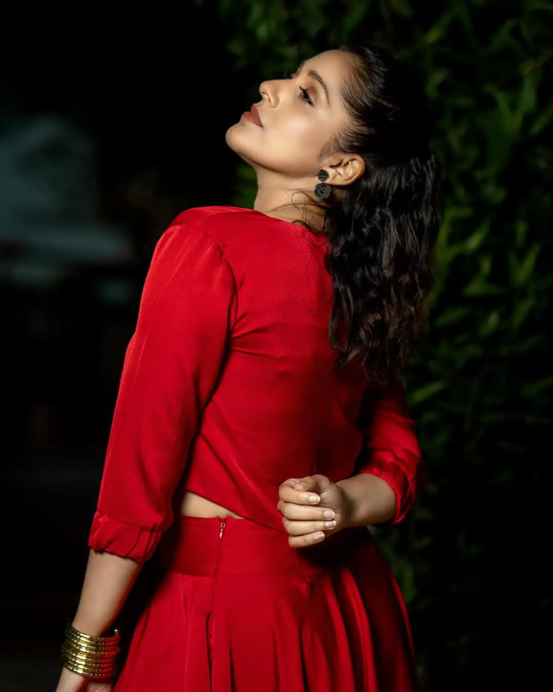 Rashmi Gautam glamorous show in a red dress.