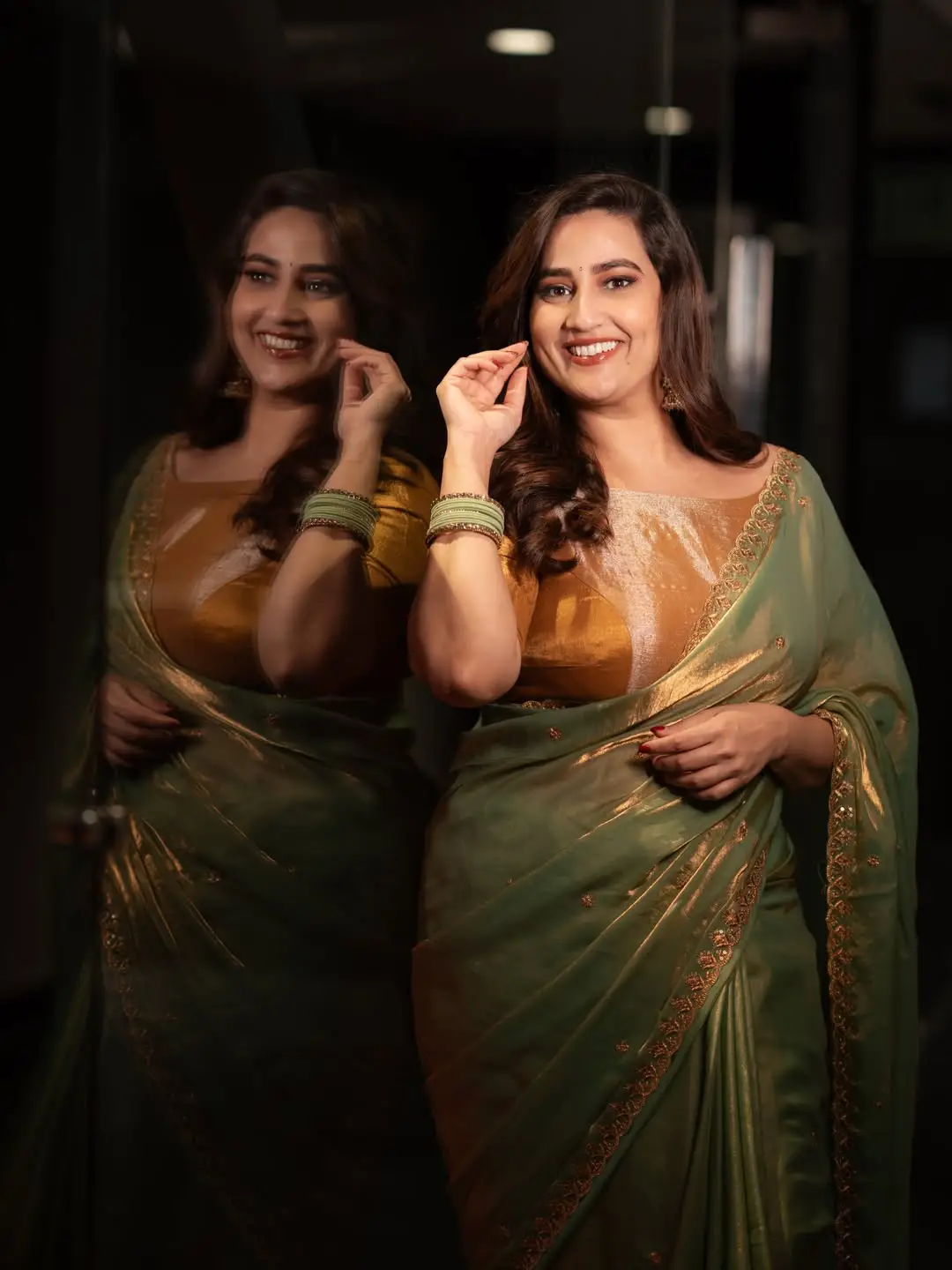 anchor manjusha latest photo gallery