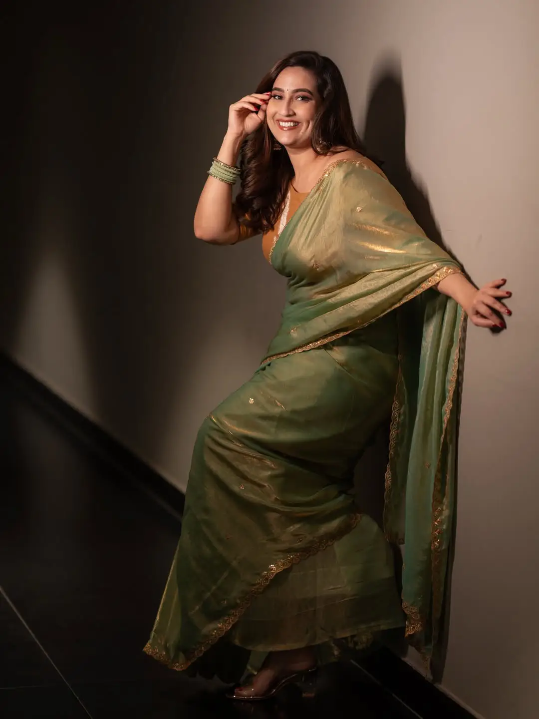 anchor manjusha latest photo gallery