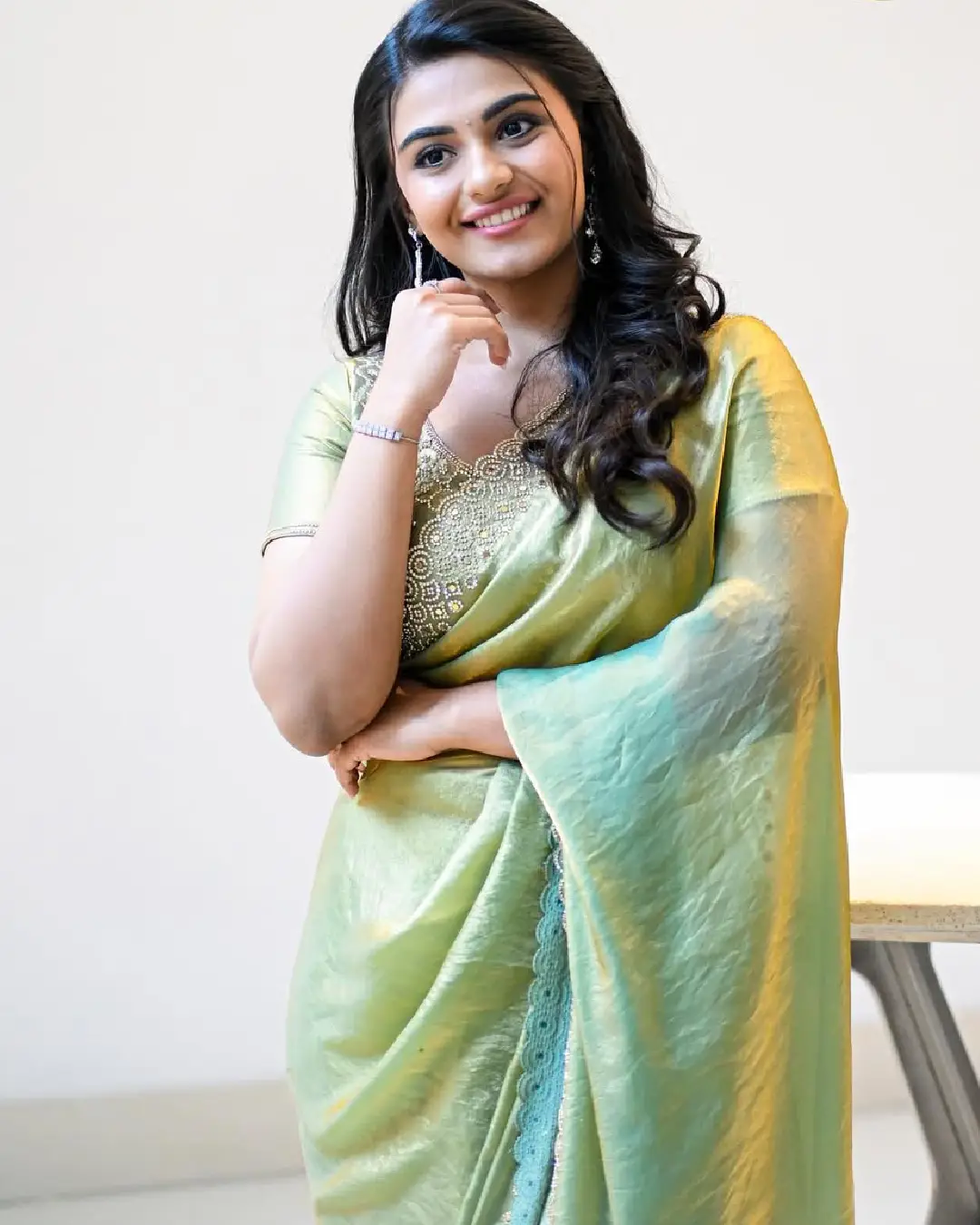 nayan sarika latest glamour show in saree