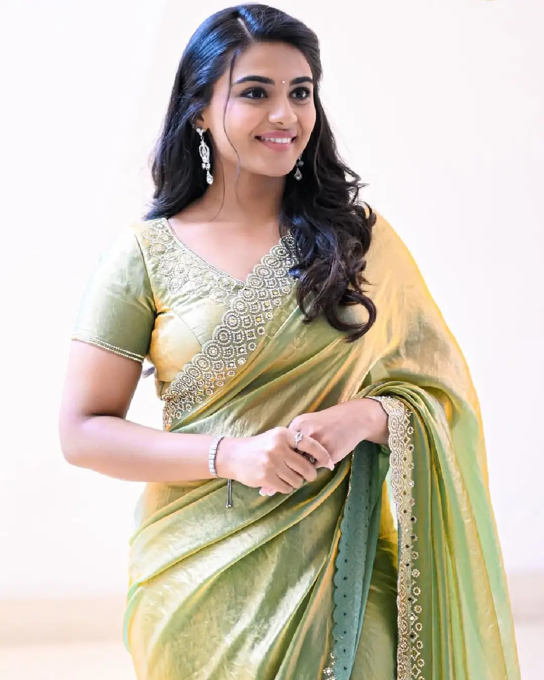 nayan sarika latest glamour show in saree