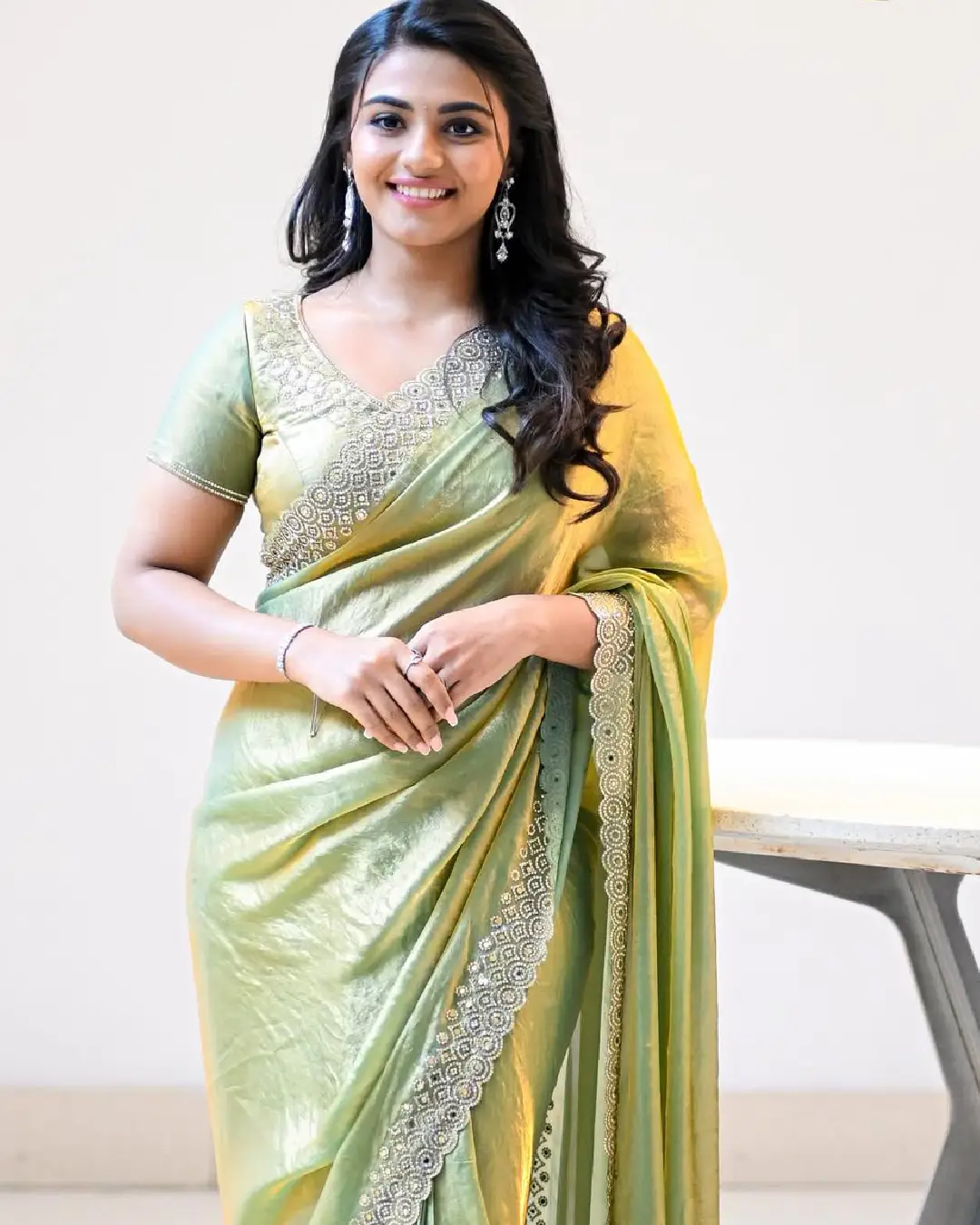 nayan sarika latest glamour show in saree
