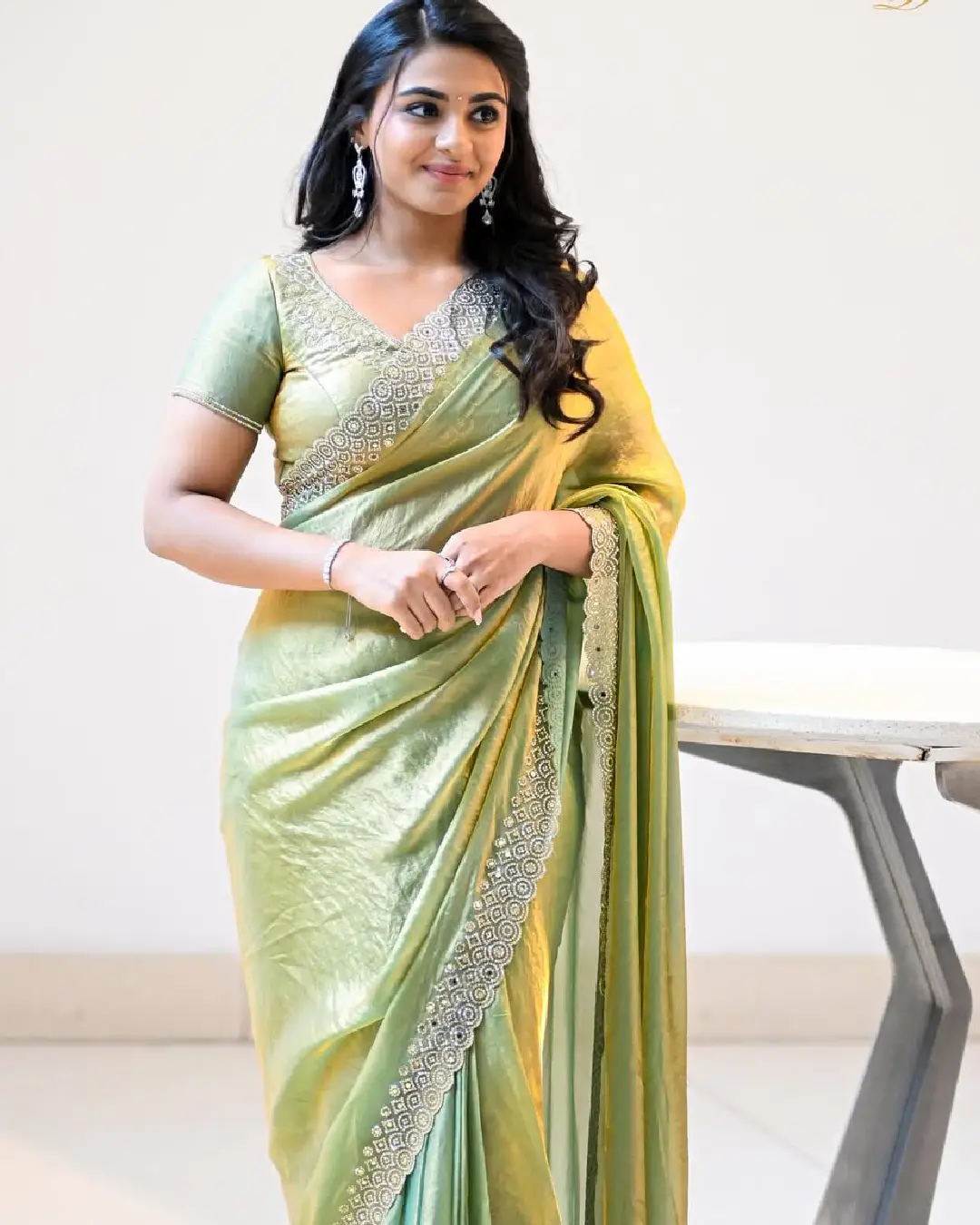 nayan sarika latest glamour show in saree