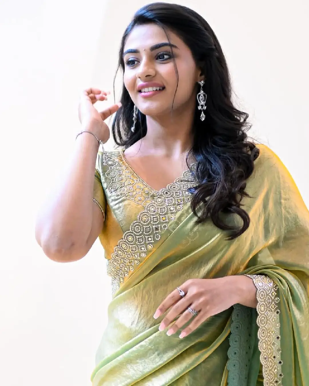 nayan sarika latest glamour show in saree