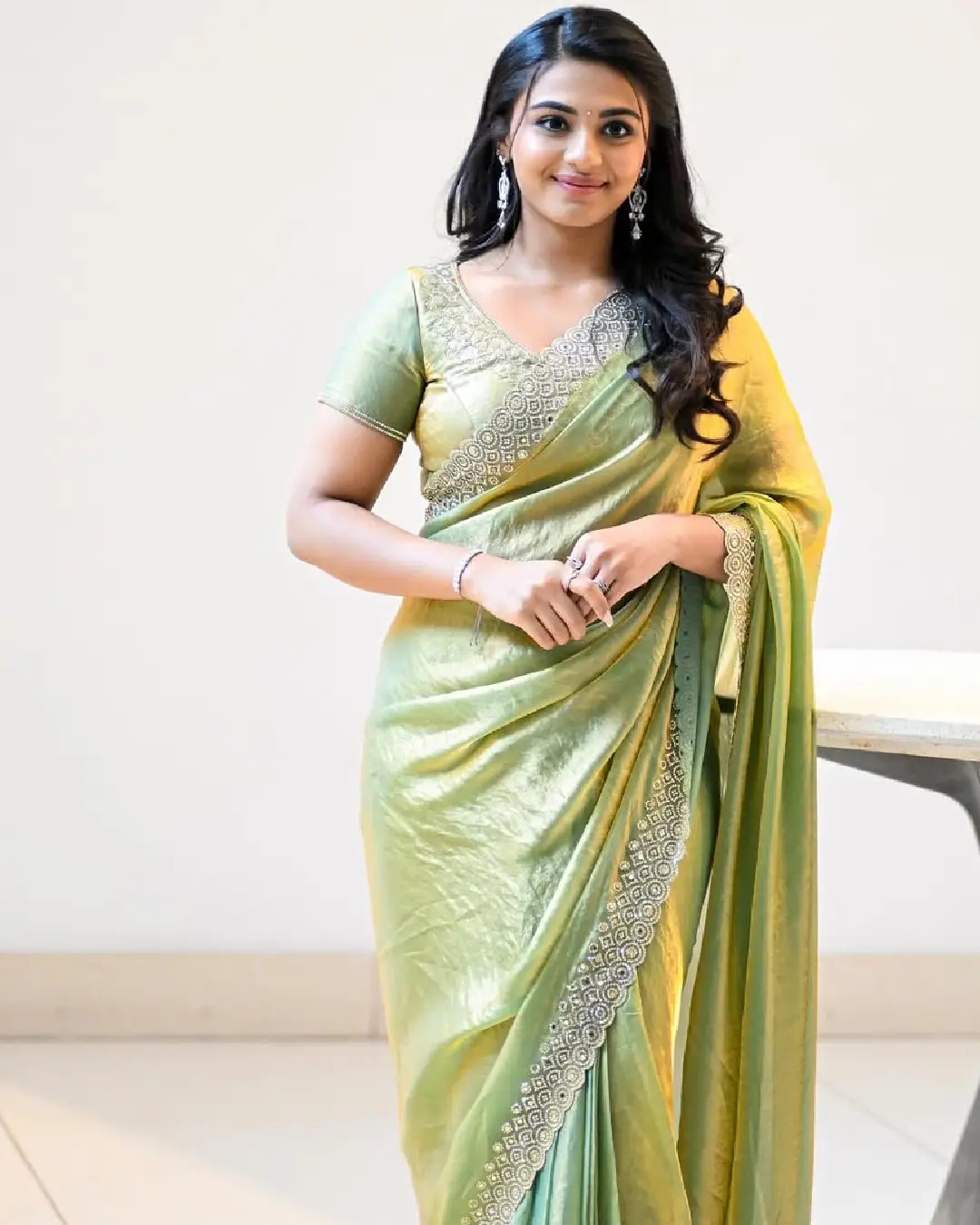 nayan sarika latest glamour show in saree