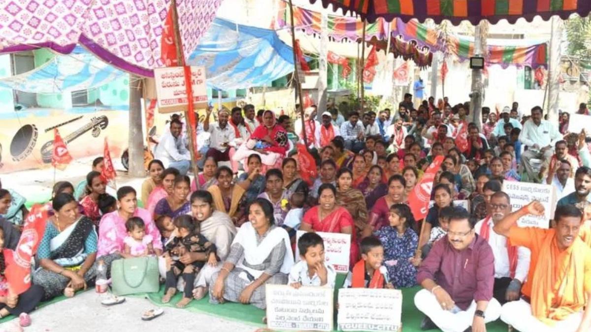 Labour Protest India-Sircilla CESS