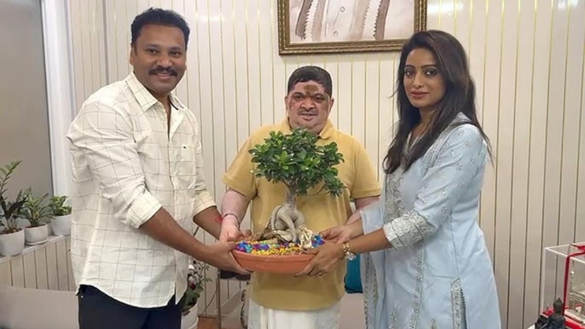 Udaya Bhanu meets Ponnam Prabhakar
