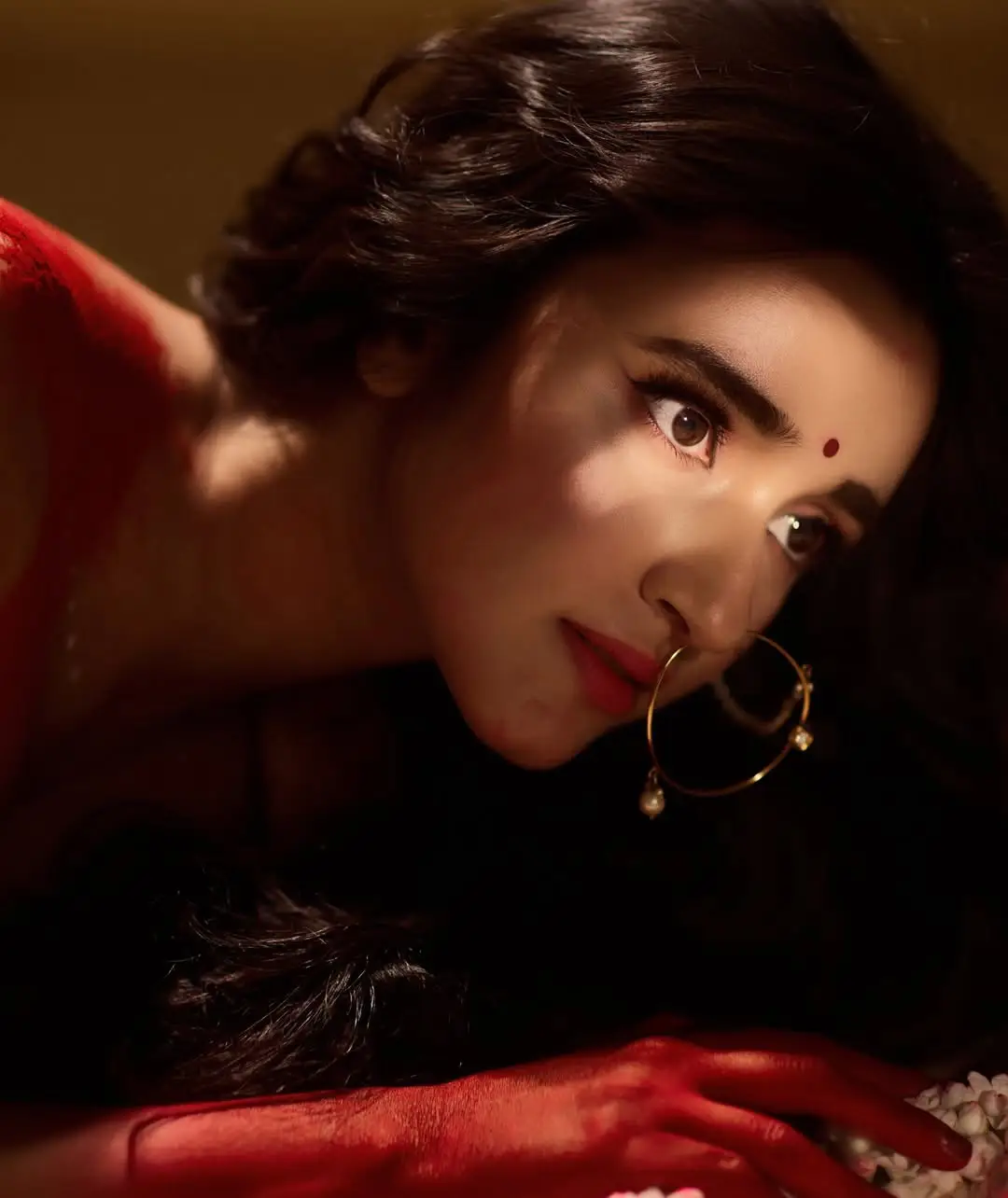 nuveksha latest hot photo shoot in saree