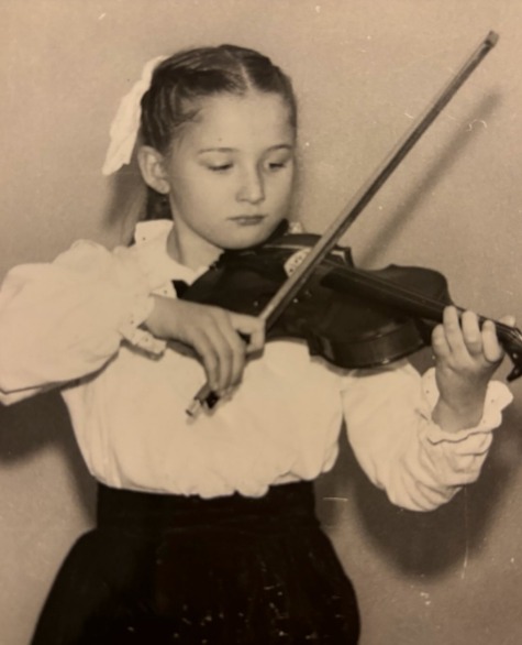 Anna Konidela's childhood photo playing music