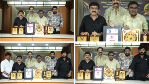 లంగి అవార్డు స్వీకరించిన సందర్భంగా మీడియా సమావేశంలో మాట్లాడుతున్న నటుడు బాబు మోహన్ మరియు ఇతర సినీ ప్రముఖులు.