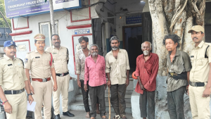 చాదర్‌ఘాట్ పోలీసులు నిరాశ్రయులను వాహనంలో షెల్టర్ హోమ్‌కు తరలిస్తున్న దృశ్యం.