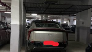 Mahindra XEV 9e parked in an apartment complex with a quote