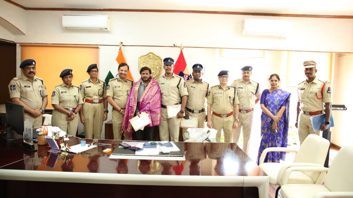 CP VC Sajjanar honoring Mohammed Feroz for saving a girl child in Hyderabad
