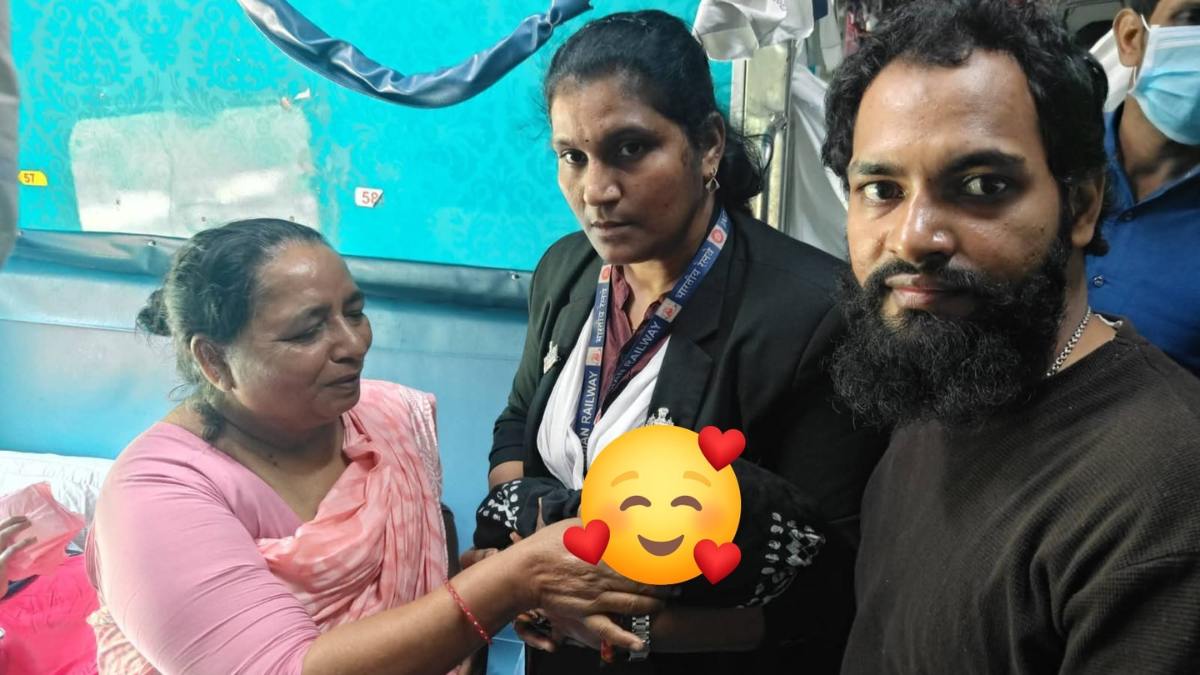 Vijayawada Pregnant Woman Delivers Baby in Train 13352