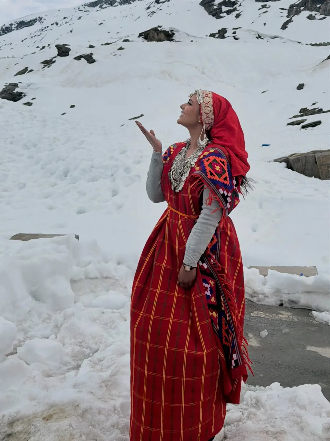 aishwarya rajesh enjoying her vacation at kullu manali
