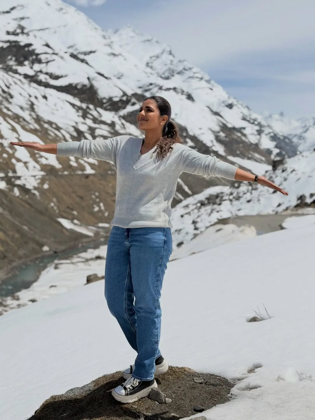 aishwarya rajesh enjoying her vacation at kullu manali