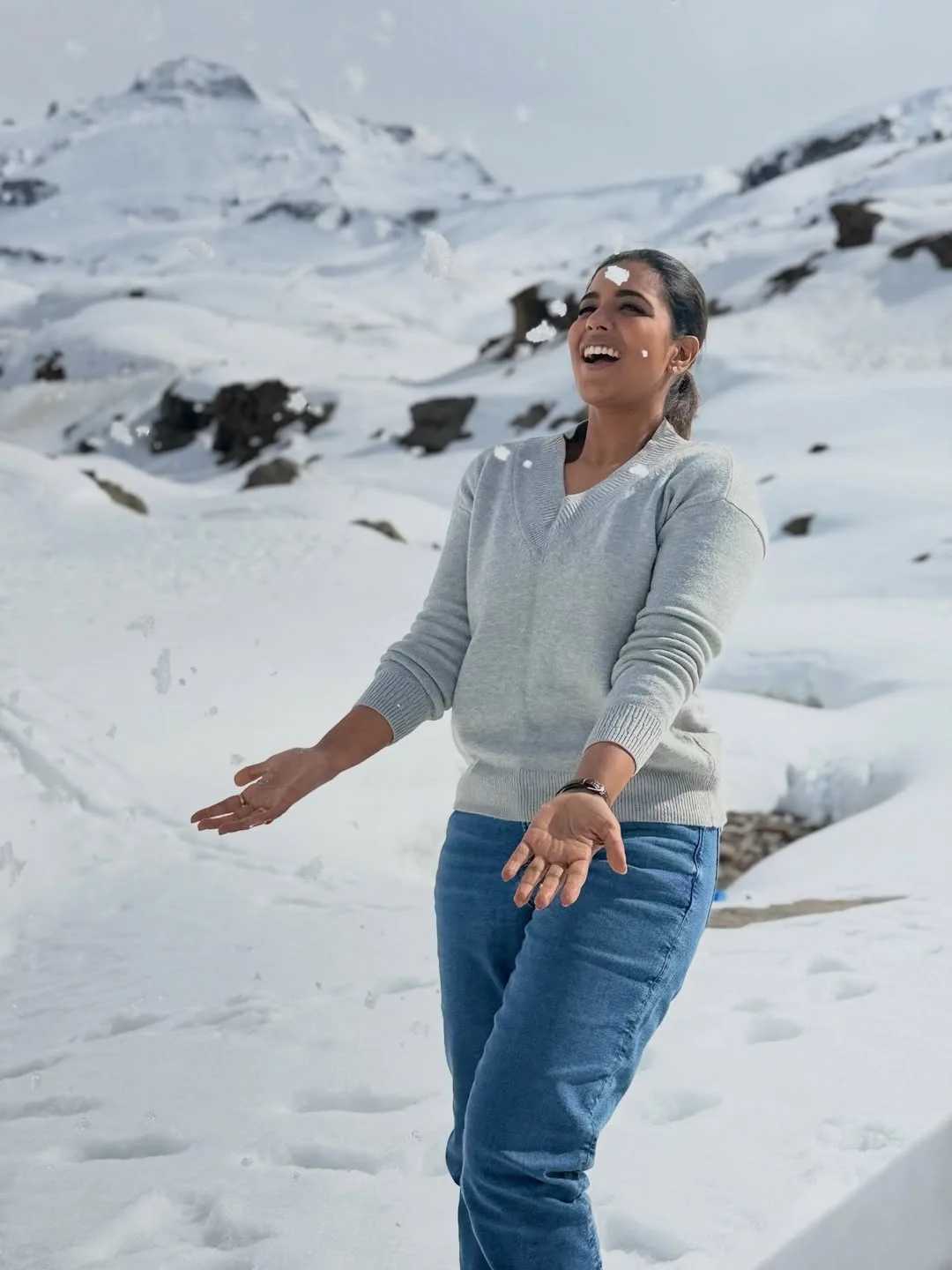 aishwarya rajesh enjoying her vacation at kullu manali