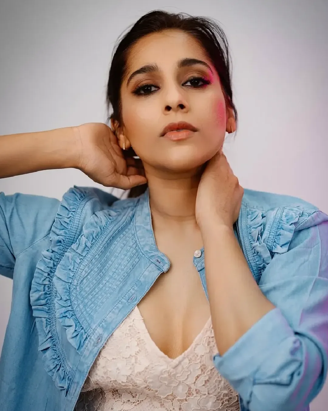 anchor rashmi gautam latest photos