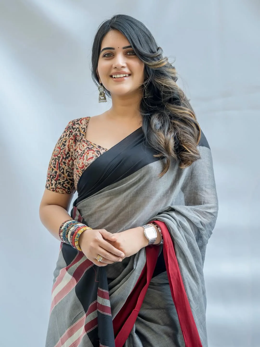 anchor sravanthi chokkarapu latest photos in saree