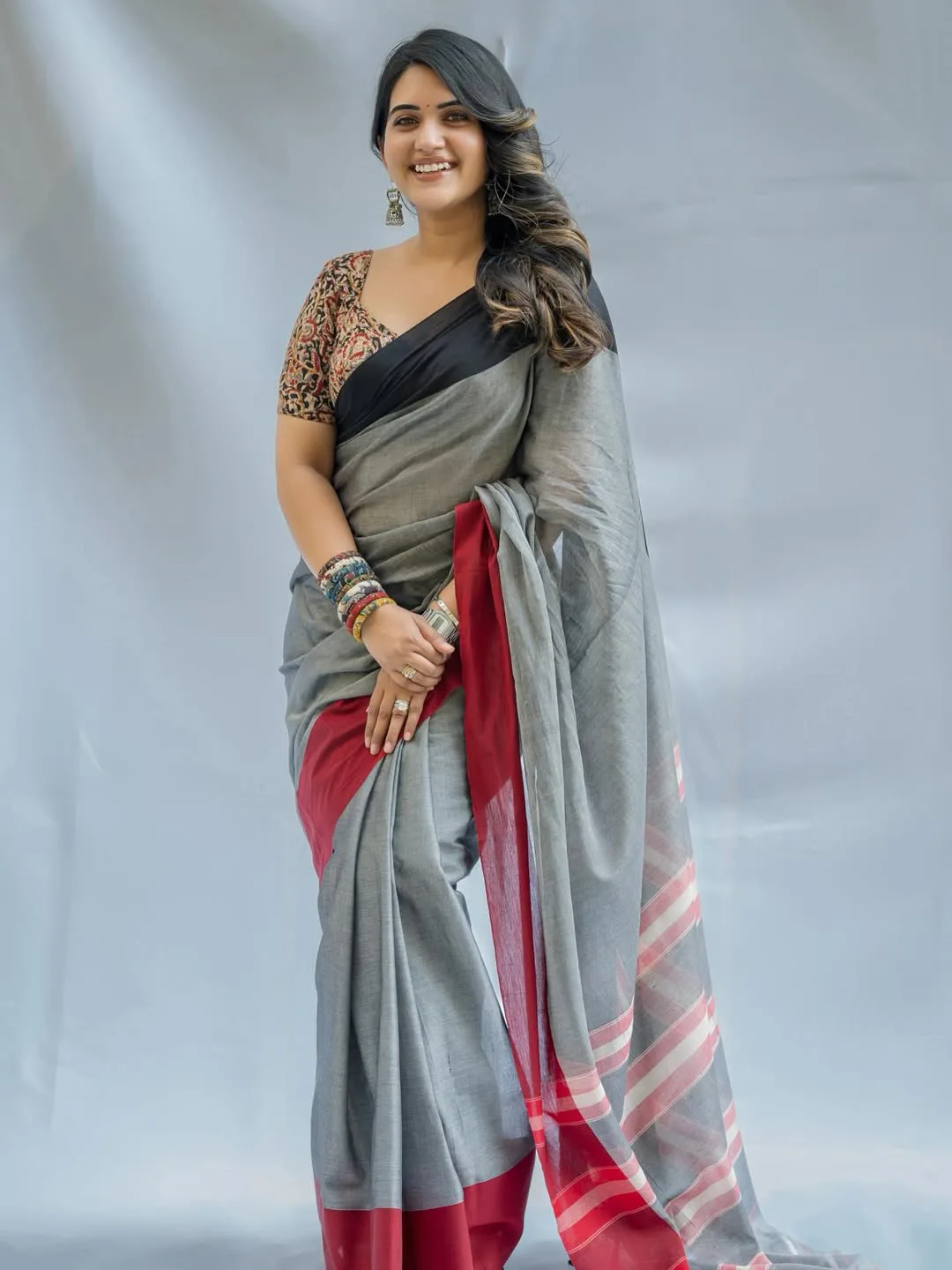 anchor sravanthi chokkarapu latest photos in saree