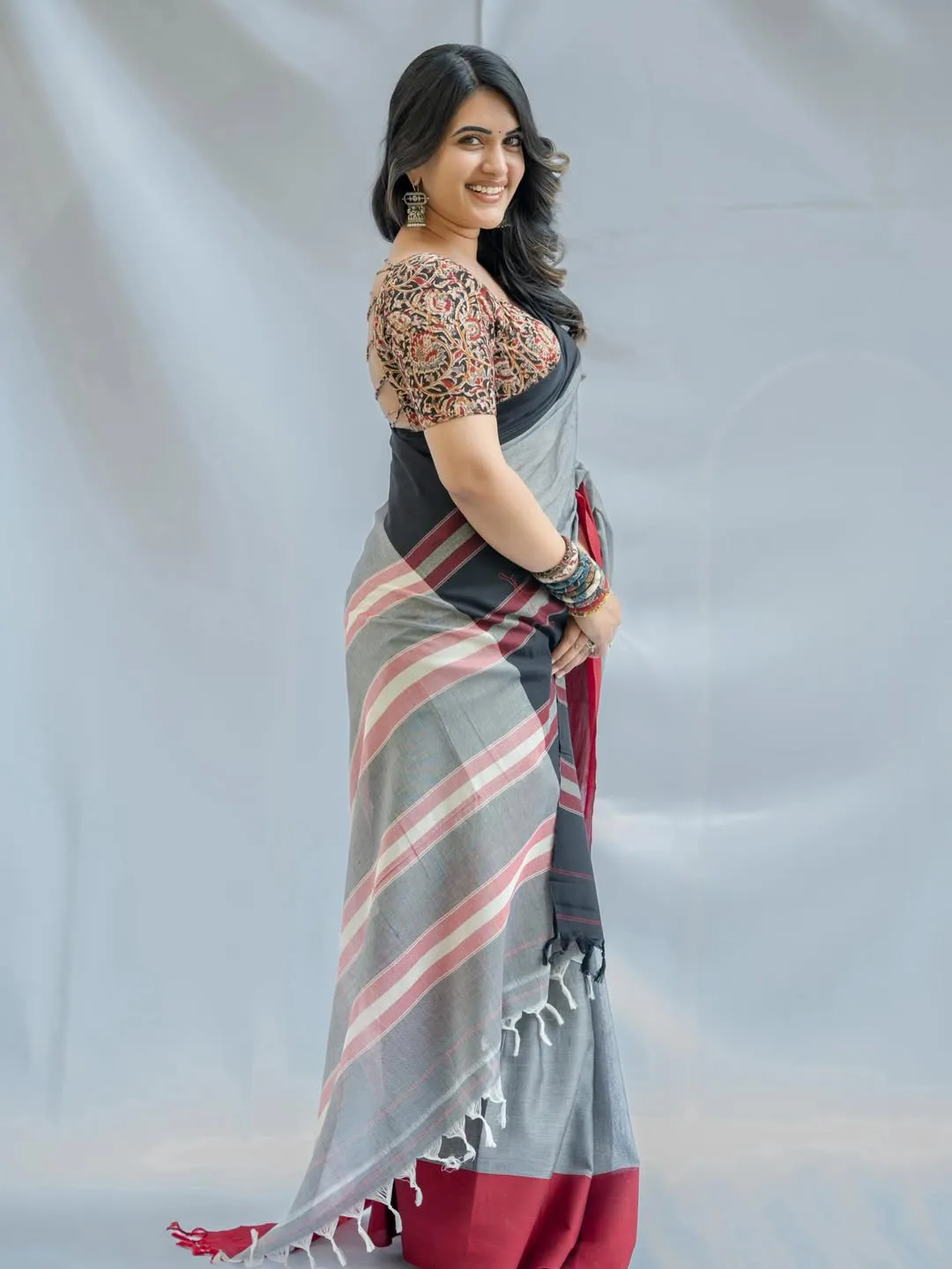 anchor sravanthi chokkarapu latest photos in saree