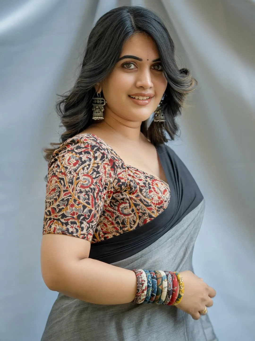 anchor sravanthi chokkarapu latest photos in saree