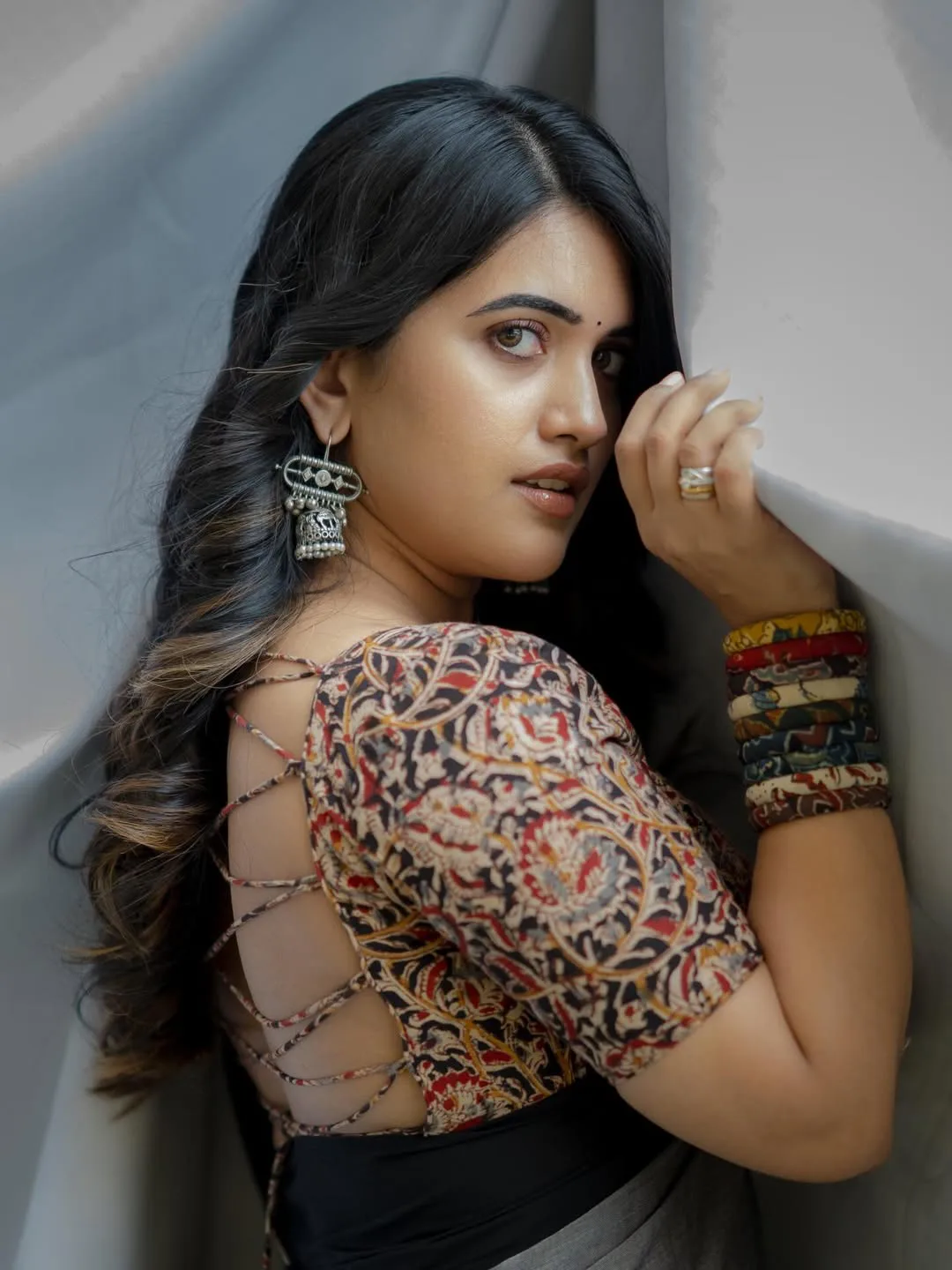 anchor sravanthi chokkarapu latest photos in saree