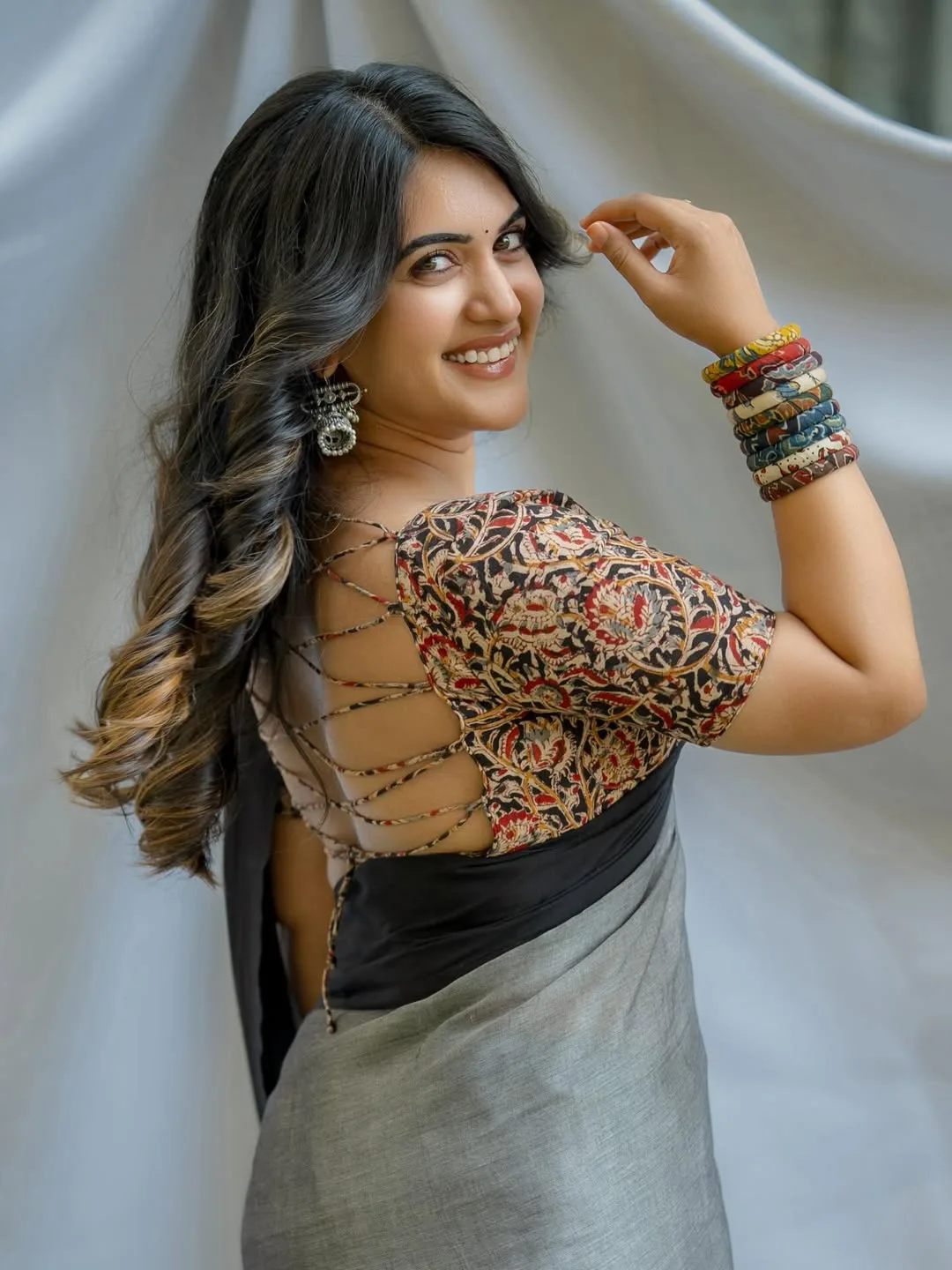anchor sravanthi chokkarapu latest photos in saree