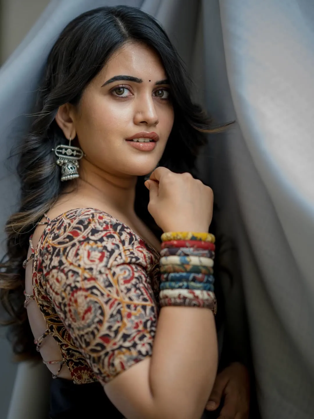anchor sravanthi chokkarapu latest photos in saree