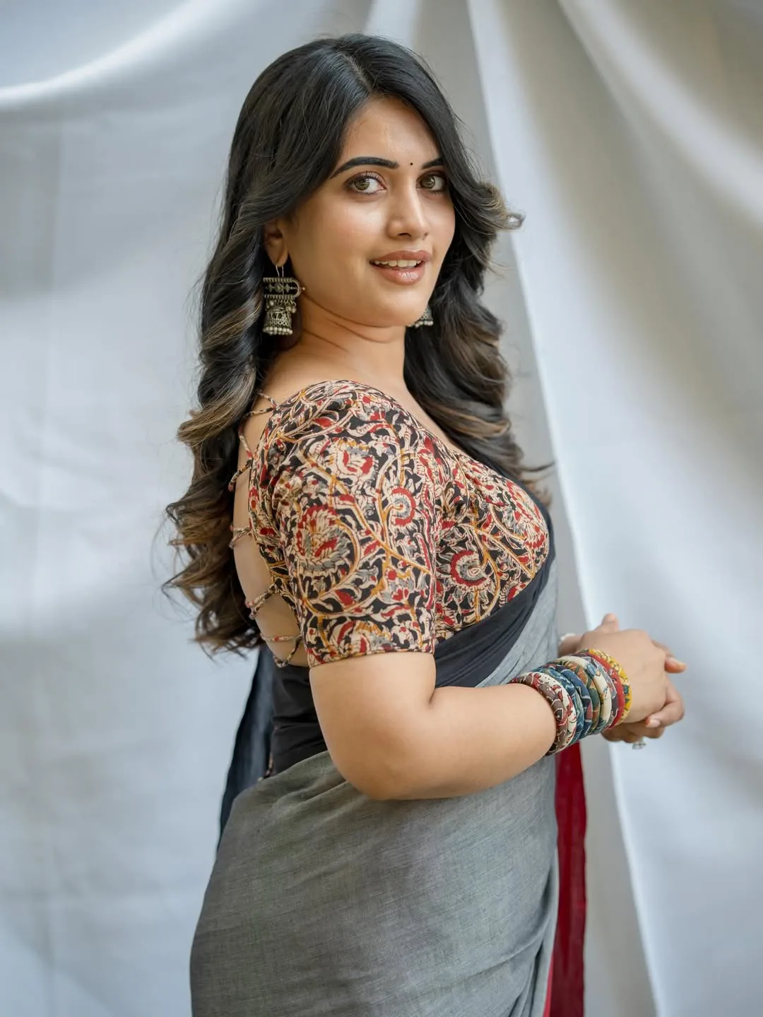 anchor sravanthi chokkarapu latest photos in saree